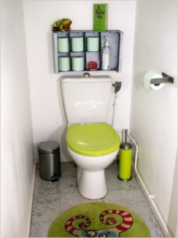 Recicladecoración: una caja de fruta como estante para el baño 