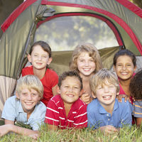 Campamentos de verano: cómo saber si nuestro hijo está preparado para dormir fuera de casa