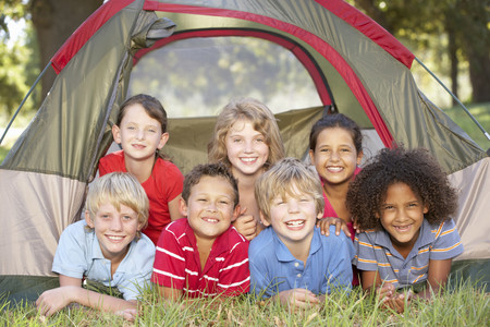 Campamentos de verano: cómo saber si nuestro hijo está preparado para dormir fuera de casa