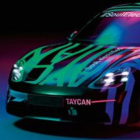 El primer coche eléctrico de Porsche, el Taycan, se adelanta a su presentación y nos muestra sus formas