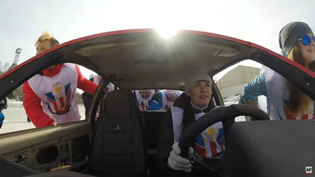 Los rusos ahora se dedican a jugar al curling con coches viejos, y el resultado es... impactante