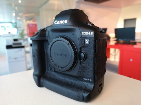 Canon anuncia el desarrollo de la EOS 1Dx Mark III, el nuevo buque insignia de la marca que quiere conservar el trono