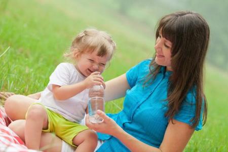 ¡Cómo les cuesta! Los niños no beben agua suficiente al día