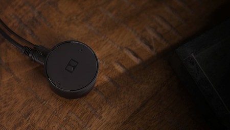 Si tu tele no tiene Bluetooth, este adaptador de Dolby cuenta con entrada óptica y un gran alcance