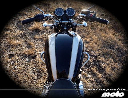 Prueba clásica Triumph Bonneville T-100, llevando un dulce pasajero, (III)