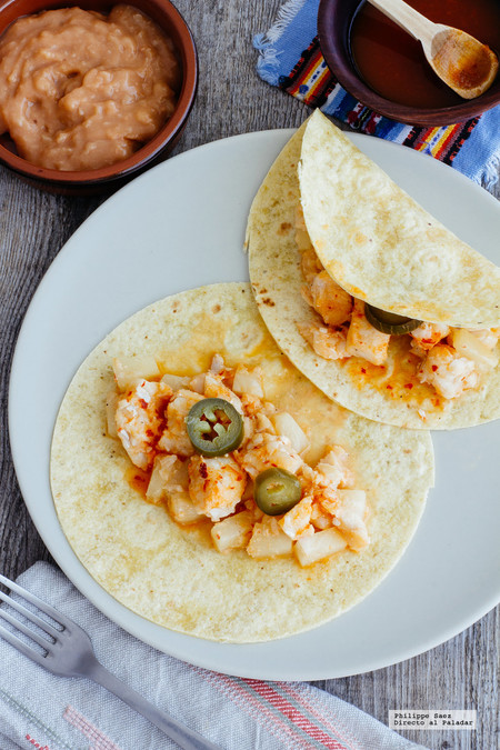 Tacos de pescado en salsa de guajillo y piña. Receta mexicana fácil
