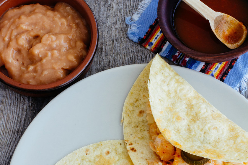 Tacos de pescado en salsa de guajillo y piña. Receta mexicana fácil