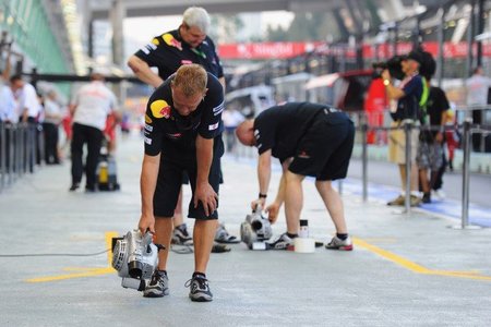 Personal de Red Bull Racing secando su pit-lane en libres del Singapur 2010