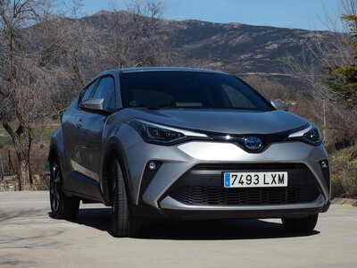 Revisamos en vivo y en urbano lo que aporta al confort y a la conducción el Toyota C-HR (pista: no es poco)  