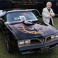 Burt Reynolds recibía un Pontiac Trans Am nuevo y gratis cada año, hasta que un CEO lo llamó por teléfono: “no me gustan tus películas”