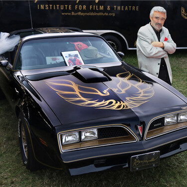 Burt Reynolds recibía un Pontiac Trans Am nuevo y gratis cada año, hasta que un CEO lo llamó por teléfono: “no me gustan tus películas”