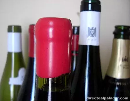 Cómo descorchar una botella sellada con lacre