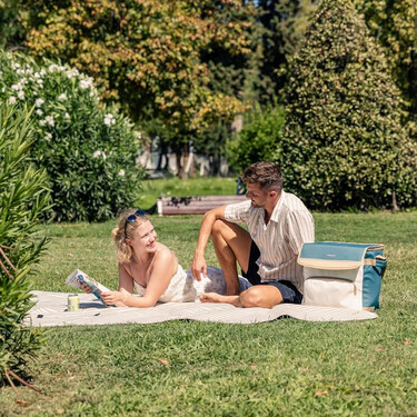 Esta nevera portátil con mucha capacidad es ideal para ir a la playa o al campo y mantener las bebidas frías todo el día