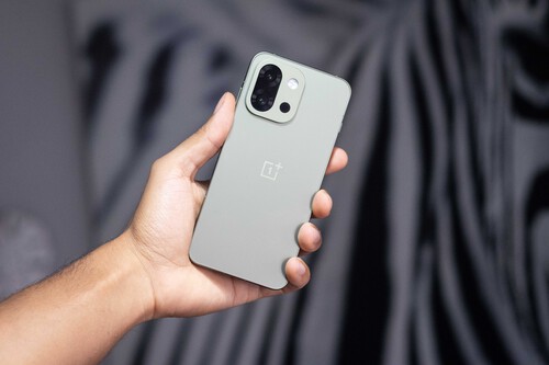 La industria trató de convencernos de que los móviles pequeños tienen baterías pequeñas. El OnePlus 13s lo desmiente por completo