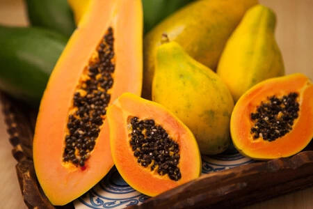 Todo sobre la papaya, carnosa y digestiva fruta tropical: propiedades, beneficios y recetas para disfrutarla en la cocina