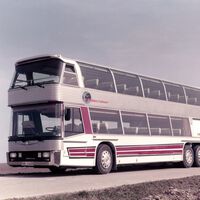50 anos atrás, tentou-se levar o luxo dos cruzeiros para os ônibus. Cem pessoas em um bar provaram que era uma péssima ideia 