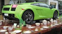 Un Lamborghini Gallardo apoyado sobre cuatro tazas