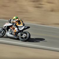 El vídeo de la KTM 1290 Super Duke R subiendo Pikes Peak desde un helicóptero es lo mejor que verás hoy