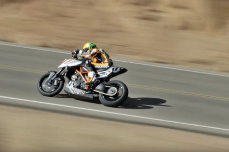 El vídeo de la KTM 1290 Super Duke R subiendo Pikes Peak desde un helicóptero es lo mejor que verás hoy