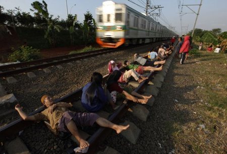 Un "Spa" sobre las vías del tren en Indonesia