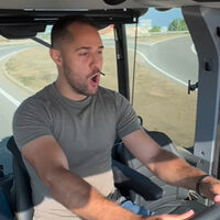 Esto es lo que ocurre cuando te pasas de listo y te grabas en plena autovía con un tractor para rascar likes en Instagram