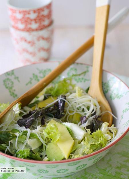 Ensalada de fideos de arroz con mango y aguacate. Receta