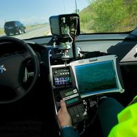 Los radares anti-frenazo de la DGT, la evolución de los radares en cascada para castigar los excesos de velocidad