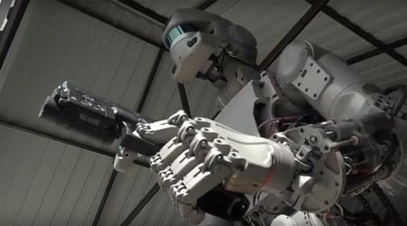 Este robot dispara pistolas como en una película de John Woo
