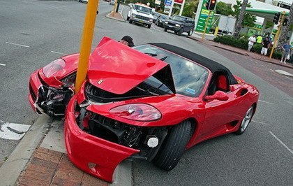 Dolor: Ferrari 360 Spider empotrado contra una farola