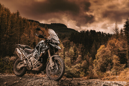 ¡Espectacular! La Triumph Tiger 1200 muestra en este nuevo vídeo su figura casi al completo con su traje de camuflaje