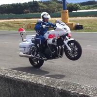 ¡Alucina! Lo de la policía motorizada japonesa está a otro nivel y, no, el vídeo no está acelerado