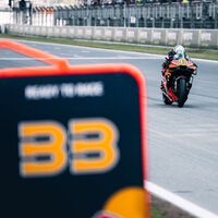 Brad Binder lidera la revuelta de KTM en Barcelona y Pecco Bagnaia sigue tocando fondo con una Ducati que decía haber arreglado 