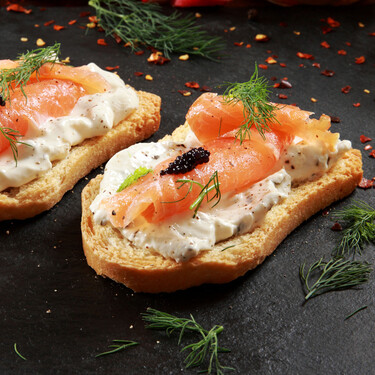 Si te gustan los canapés de salmón y huevas de pescado pero se desparraman, seguramente los estés haciendo mal: esta es la solución 