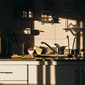 Lidl deja por 9,99 euros una sencilla estantería con luz que iluminará hasta la cocina más pequeña y oscura 