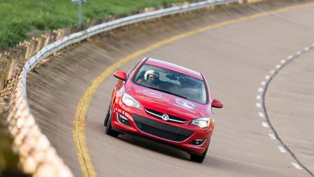 Opel Astra 2.0 CDTI, a la caza de 18 récords de velocidad