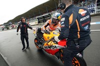 Se modifica el reglamento para el cambio de moto en carreras en mojado