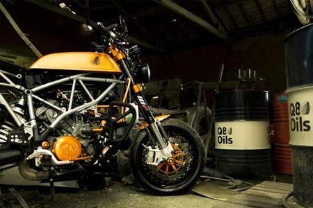 Una supermotard con aspecto café racer