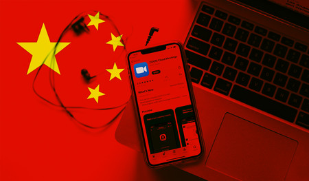 Más censura del Gobierno Chino: Zoom admite que ha bloqueado a activistas y Apple elimina apps de podcasts del App Store