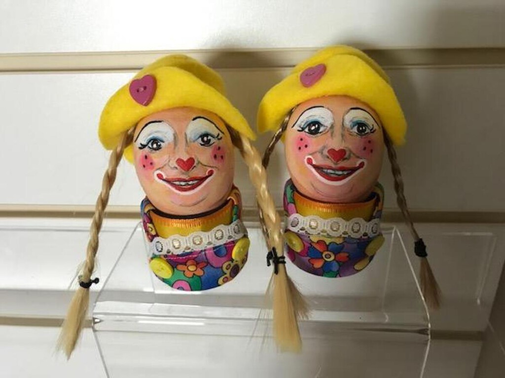 Los payasos llevan décadas registrando el copyright de sus rostros de la forma más loca: pintándolos sobre huevos 