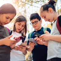 México empieza a cerrar la puerta a los celulares en escuelas: Morelos apuesta por menos pantallas, aunque la evidencia no es concluyente