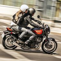 En este país han prohibido llevar a alguien de paquete en la moto. ¿El motivo? El Gobierno dice que provoca violencia 