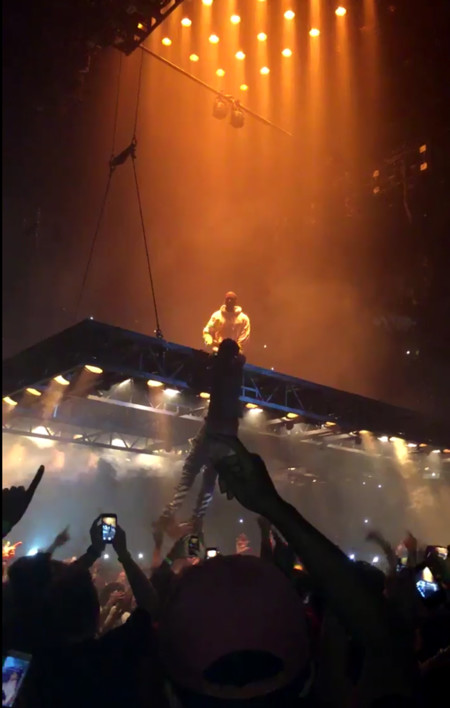 Kanye West obliga a un fan que se había subido a una plataforma a lanzarse al vacío