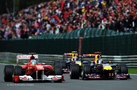 Fernando Alonso lucha con los Red Bull en Spa