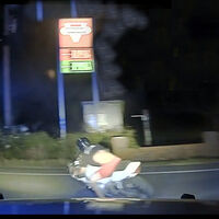 "Has dejado que te persiga un SUV". A 200 km/h huyendo de la policía para la persecución en moto más surrealista