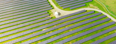 Hemos llenado España de paneles solares y hemos provocado un fallo imprevisto: la "canibalización" de la energía 