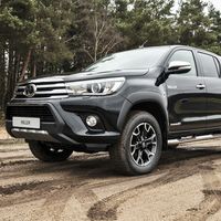 La Invincible 50 Chrome es una edición oscura y cromada de la Toyota Hilux para celebrar sus bodas de oro