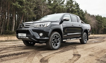 La Invincible 50 Chrome es una edición oscura y cromada de la Toyota Hilux para celebrar sus bodas de oro