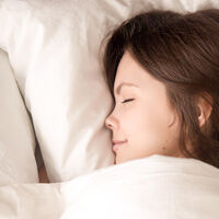 Definitivamente, esta es la mejor forma de dormir según un experto en postura del sueño. Sólo necesitas una almohada extra 