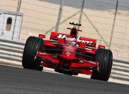 Raikkonen vuelve a rebajar sus registros en Sakhir