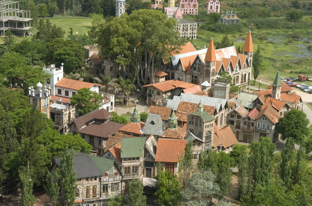 Campanópolis, la aldea construida íntegramente con materiales reciclados